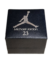 Load image into Gallery viewer, Michael Jordan Single 1992 Championship ring.

